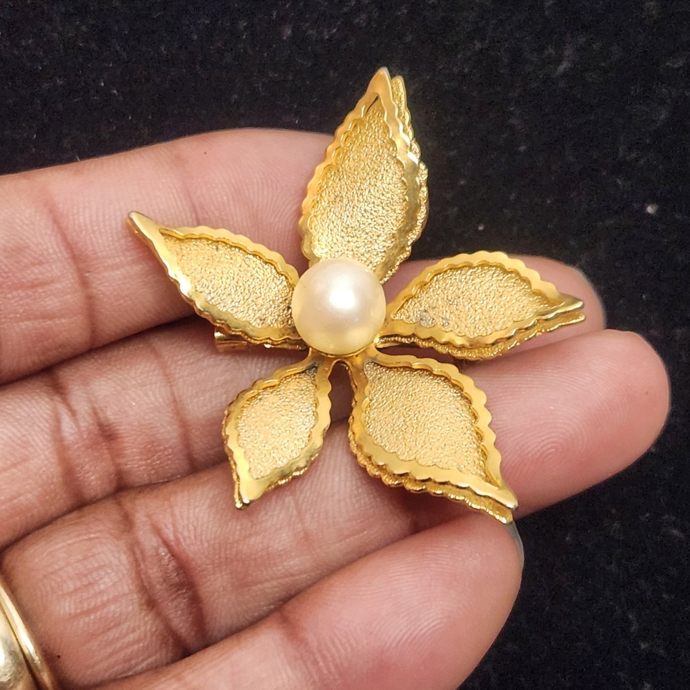 Vintage‎ Gold Tone Textured Flower Brooch Faux Pearl Center Floral Pin H69